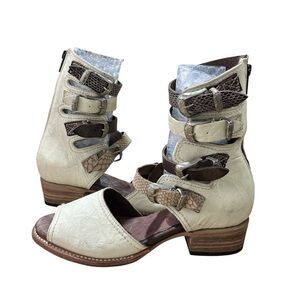 FREEBIRDS BY STEVEN Pilar Gladiator Buckle Sandals RARE